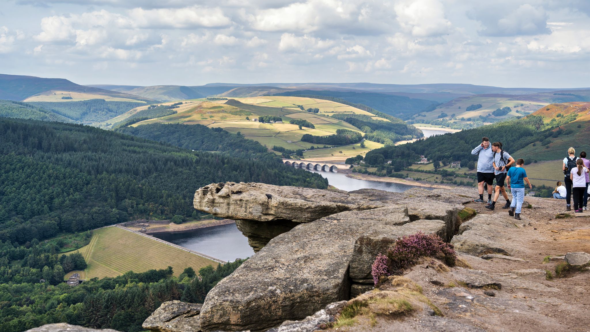 Bamford Edge, ein ikonischer Felsvorsprung aus Sandstein, bekannt für seine spektakuläre Aussicht